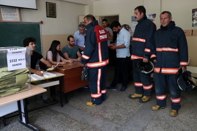 Yangını söndürüp sandığa gittiler