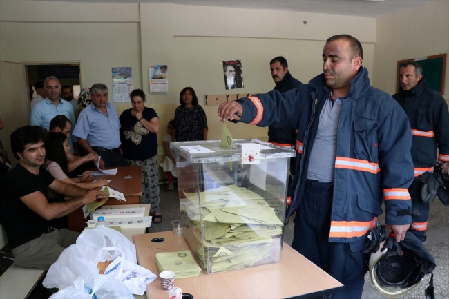 Yangını söndürüp sandığa gittiler