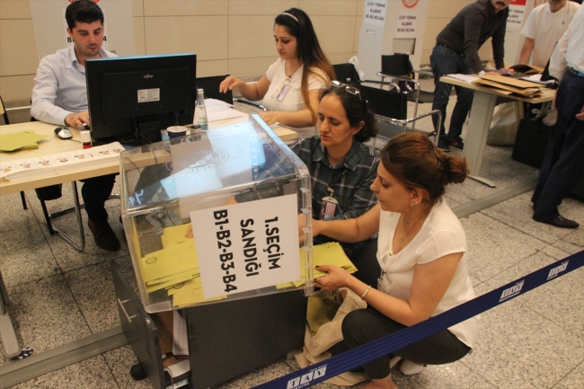 Yurt dışından gelen seçmenler havalimanında oy kullandı
