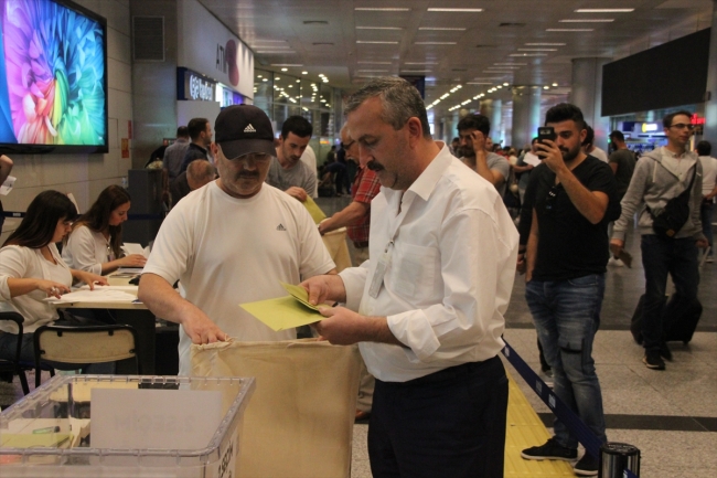 Yurt dışından gelen seçmenler havalimanında oy kullandı