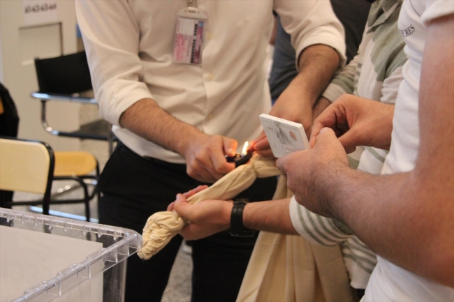 Yurt dışından gelen seçmenler havalimanında oy kullandı