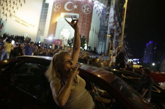 MHP'de kutlamalar başladı