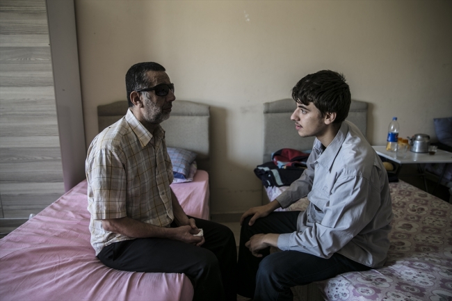 Bombardıman sonrası görme kaybı yaşayan Suriyeliler yardım bekliyor