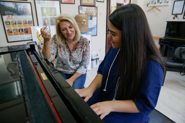 Küçük piyanist başarısıyla gururlandırdı