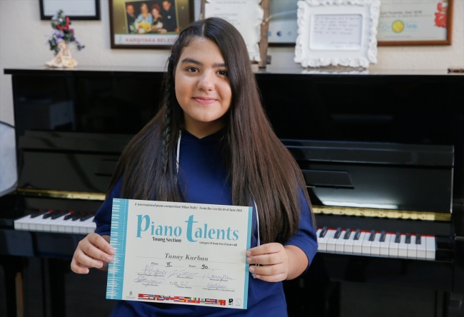 Küçük piyanist başarısıyla gururlandırdı
