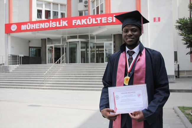 Türkiye'de eğitim alan Burkina Fasolu Benjamin fakülteyi birincilikle bitirdi
