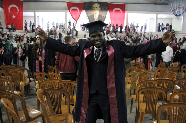 Türkiye'de eğitim alan Burkina Fasolu Benjamin fakülteyi birincilikle bitirdi