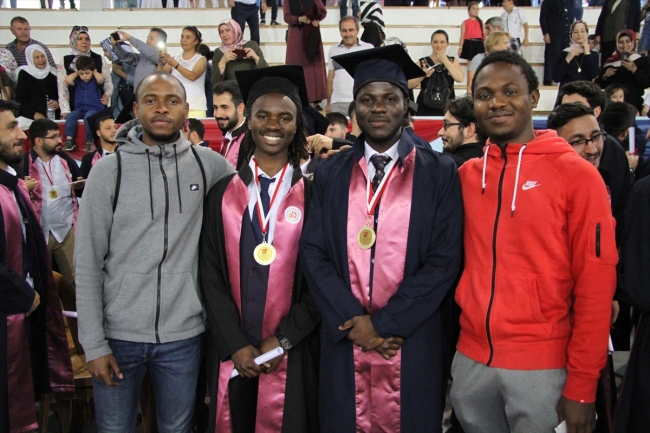 Türkiye'de eğitim alan Burkina Fasolu Benjamin fakülteyi birincilikle bitirdi