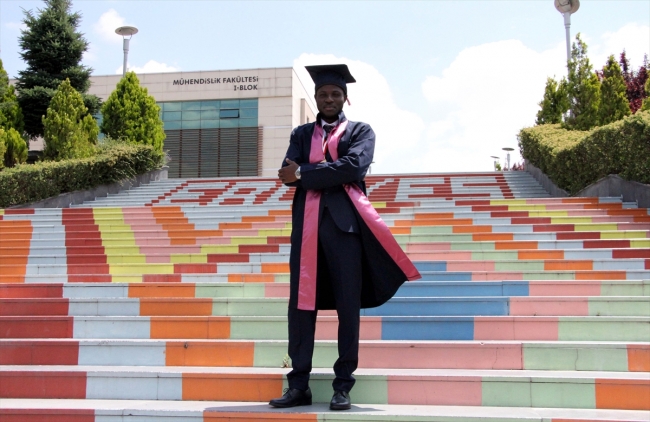 Türkiye'de eğitim alan Burkina Fasolu Benjamin fakülteyi birincilikle bitirdi