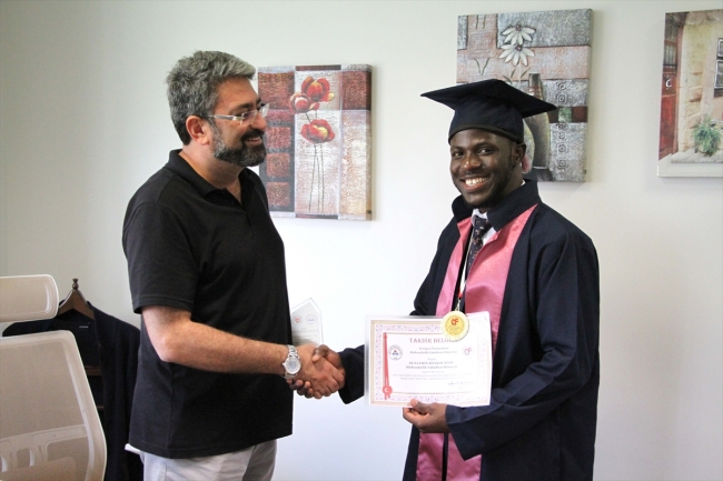Türkiye'de eğitim alan Burkina Fasolu Benjamin fakülteyi birincilikle bitirdi