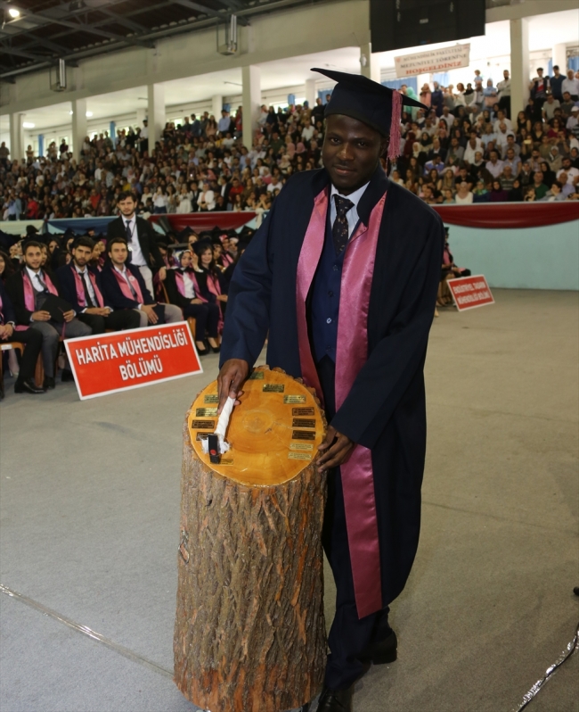 Türkiye'de eğitim alan Burkina Fasolu Benjamin fakülteyi birincilikle bitirdi