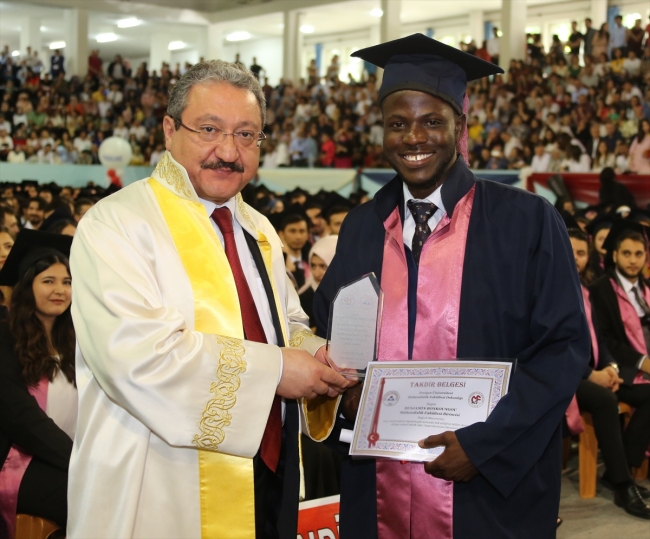 Türkiye'de eğitim alan Burkina Fasolu Benjamin fakülteyi birincilikle bitirdi