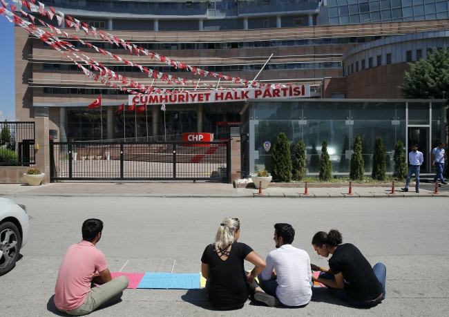 CHP'li gençlerden oturma eylemi