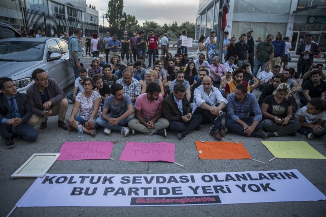 CHP'li gençlerden oturma eylemi