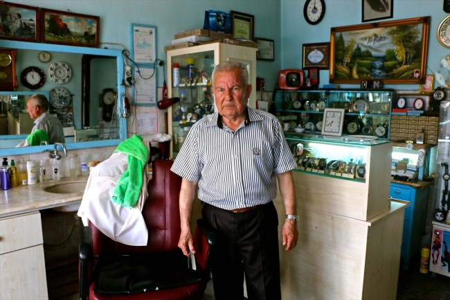 Bir dükkana iki meslek sığdırdı