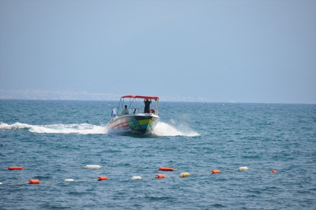 Kuşadası'nda bulunan uçak batığı turistlerin de ilgisini çekiyor