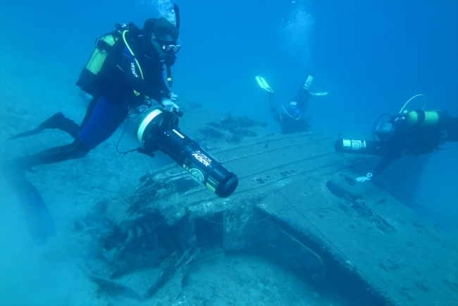 Kuşadası'nda bulunan uçak batığı turistlerin de ilgisini çekiyor