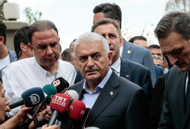 Alpay Özalan'ın babası son yolculuğuna uğurlandı