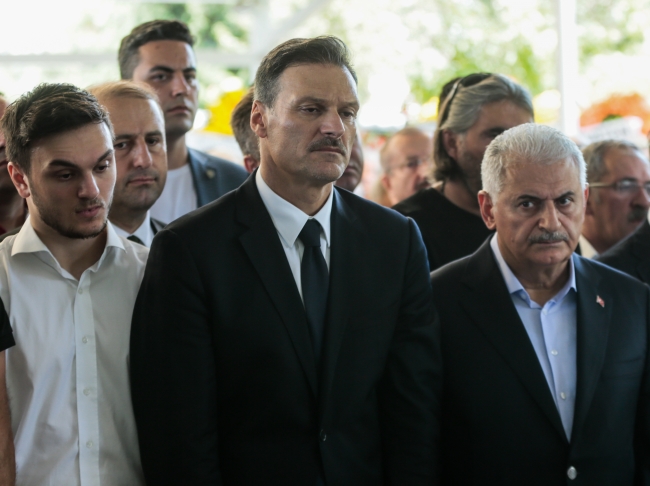 Alpay Özalan'ın babası son yolculuğuna uğurlandı