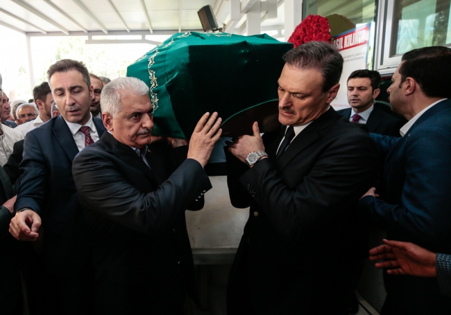 Alpay Özalan'ın babası son yolculuğuna uğurlandı