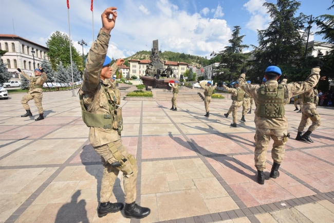 Kastamonu'da komandolardan halk oyunları gösterisi