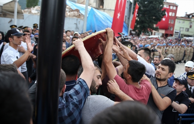 Şehit Uzman Çavuş İsa Özkan'ın cenazesinde CHP çelengi parçalandı