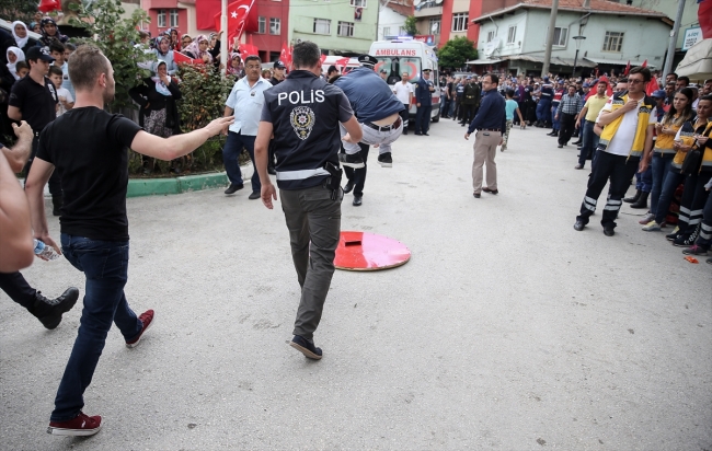 Şehit Uzman Çavuş İsa Özkan'ın cenazesinde CHP çelengi parçalandı