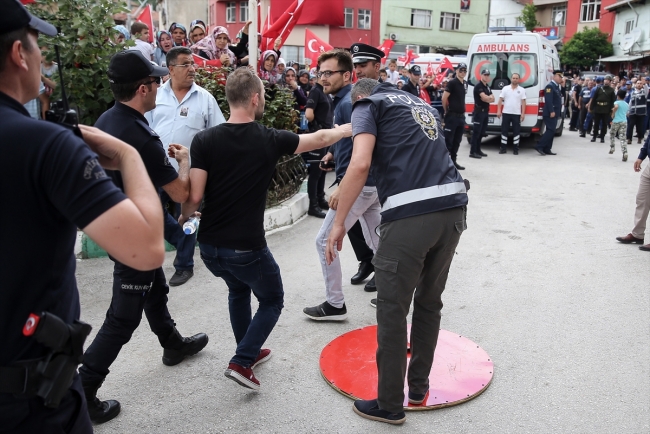 Şehit Uzman Çavuş İsa Özkan'ın cenazesinde CHP çelengi parçalandı