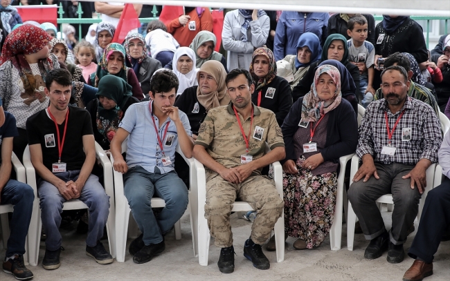 Şehit Uzman Çavuş İsa Özkan'ın cenazesinde CHP çelengi parçalandı