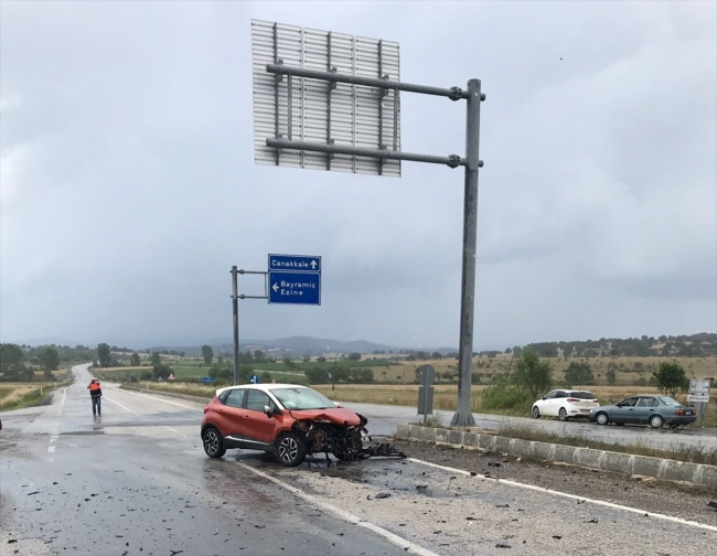 Çanakkale'de iki otomobil çarpıştı: 1 ölü, 1 yaralı