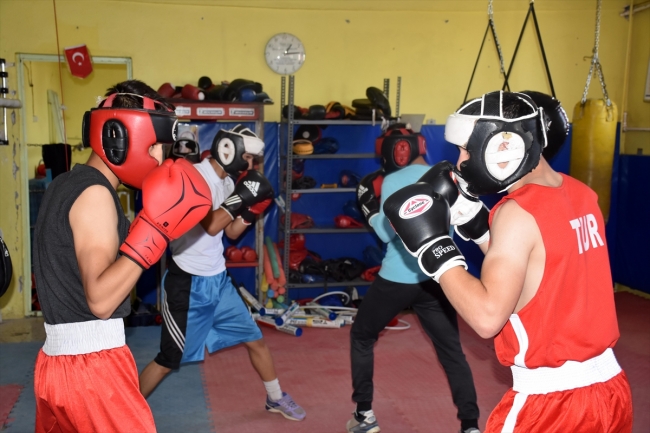 Gündüz lastikçide çalışıyor gece boks şampiyonasına hazırlanıyor