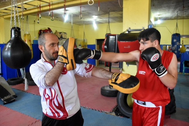 Gündüz lastikçide çalışıyor gece boks şampiyonasına hazırlanıyor