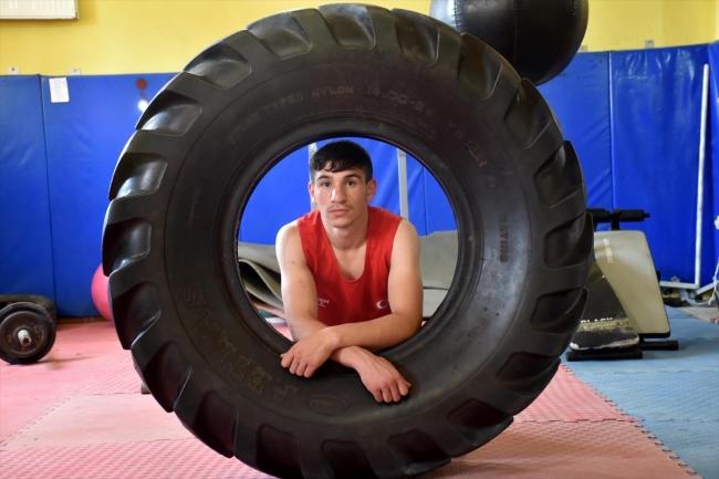 Gündüz lastikçide çalışıyor gece boks şampiyonasına hazırlanıyor