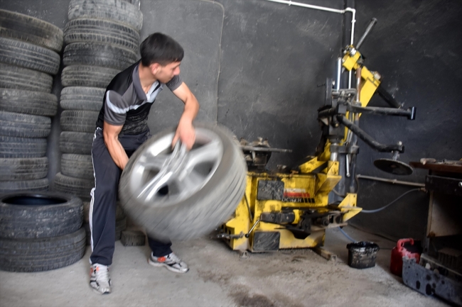 Gündüz lastikçide çalışıyor gece boks şampiyonasına hazırlanıyor