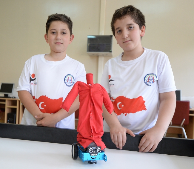 Ortaokul öğrencileri "mehteran" ve "bekçi" robot tasarladı