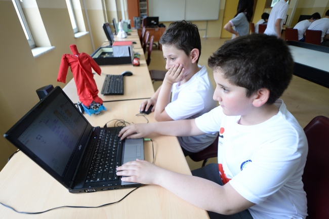 Ortaokul öğrencileri "mehteran" ve "bekçi" robot tasarladı