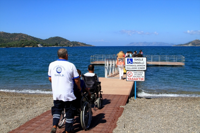 Fethiye'de engelliler için yüzer teras hizmete açıldı