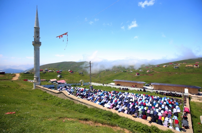 557 yıllık üstü açık tarihi camide cuma namazı