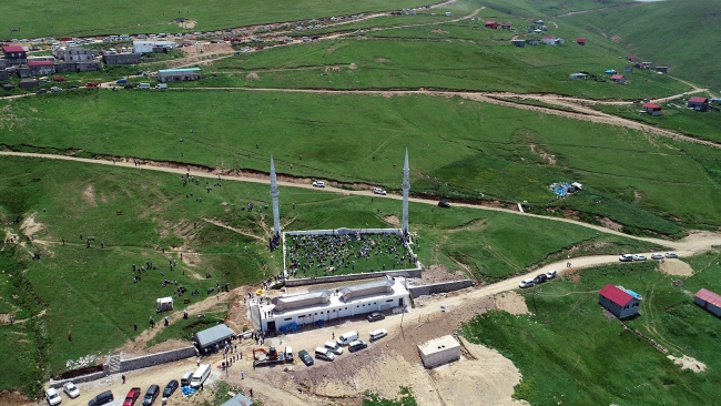 557 yıllık üstü açık tarihi camide cuma namazı