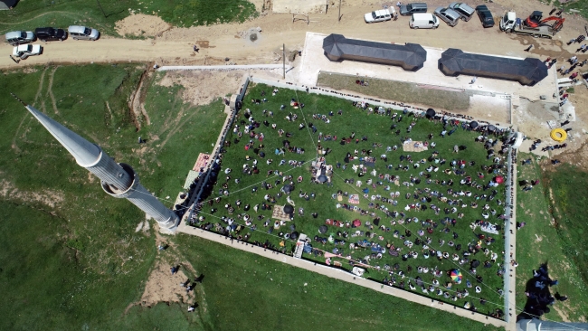 557 yıllık üstü açık tarihi camide cuma namazı