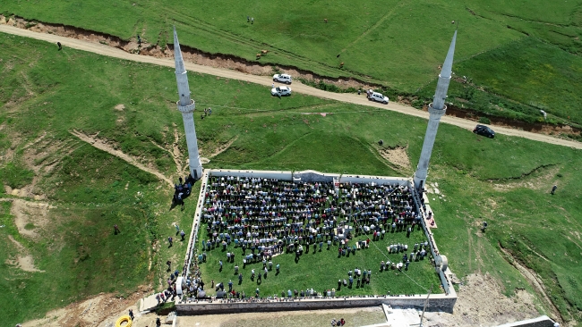 557 yıllık üstü açık tarihi camide cuma namazı