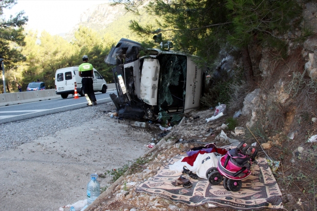 Muğla'da işçileri taşıyan midibüs devrildi: 20 yaralı