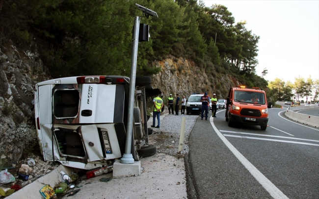 Muğla'da işçileri taşıyan midibüs devrildi: 20 yaralı
