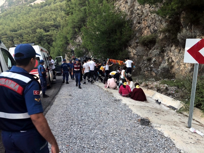 Muğla'da işçileri taşıyan midibüs devrildi: 20 yaralı