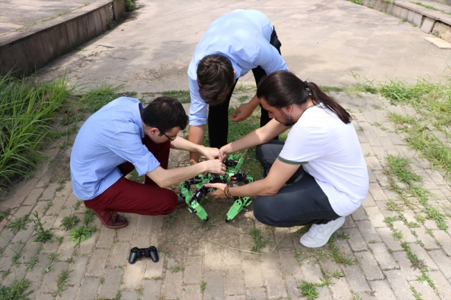 Kocaeli Üniversitesi'nde askeri operasyonlar için örümcek robot geliştirildi