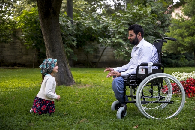 Türk Kızılayı Maya ve babasına umut oldu