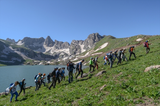 Teröristlerden temizlenen Sat Buzul Gölleri’nde festival