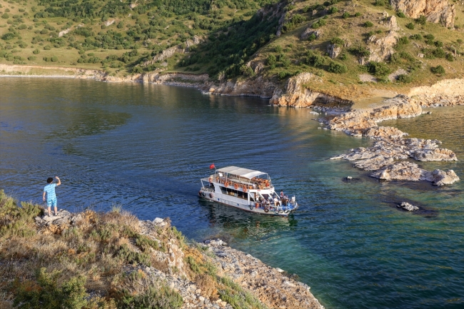 Van Gölü'nün cennet koyları keşfedilmeyi bekliyor