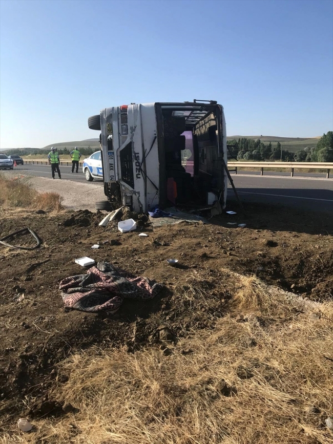 Sivas'ta tarım işçilerini taşıyan midibüs devrildi: 24 yaralı