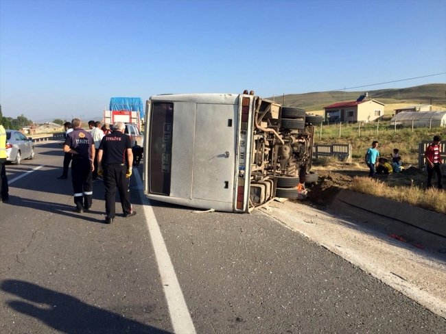 Sivas'ta tarım işçilerini taşıyan midibüs devrildi: 24 yaralı
